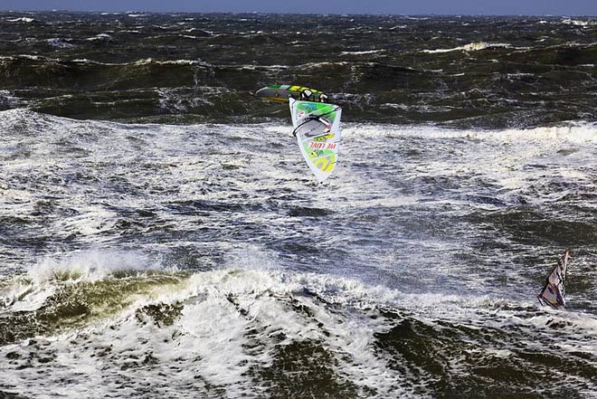 Kauli Seadi takes off - 2009 PWA Colgate World Cup ©  John Carter / PWA http://www.pwaworldtour.com